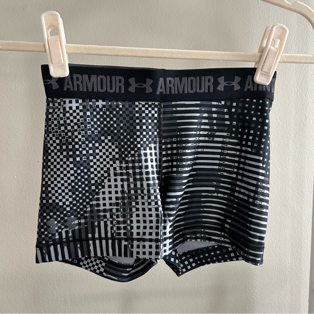 ⭐️ Under Armour patterned spandex shorts